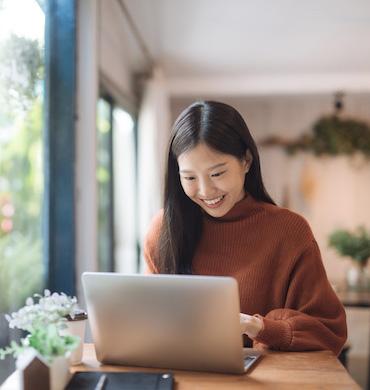 Woman uses Smart Scribe automatic transcription solution