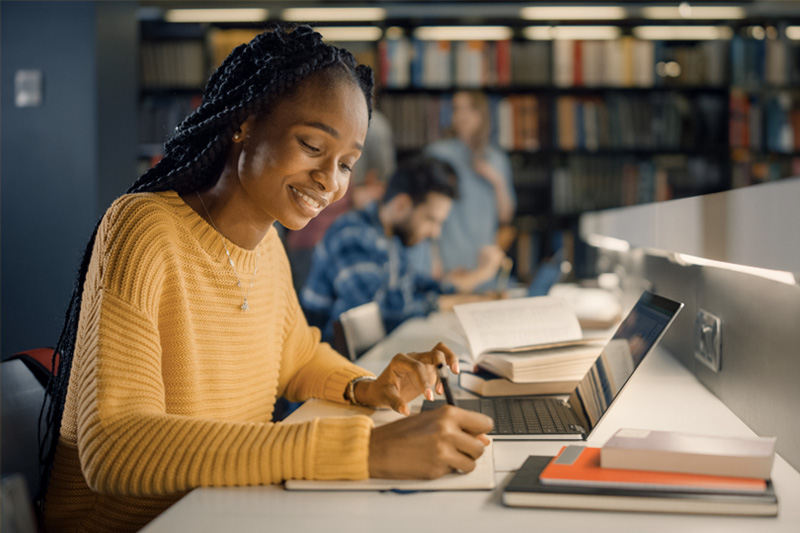 Cet article analyse l'importance grandissante des transcriptions dans l'éducation, en explorant comment elles profitent à la fois aux étudiants et aux enseignants, et ouvrent la voie à un environnement d'apprentissage plus inclusif et efficace.